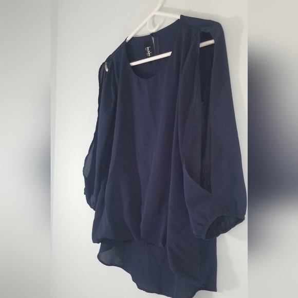 By & By Blouse. Flattering Arm Slits & Rouched Midline. Gathered Sleeves. Size S - Picture 2 of 8